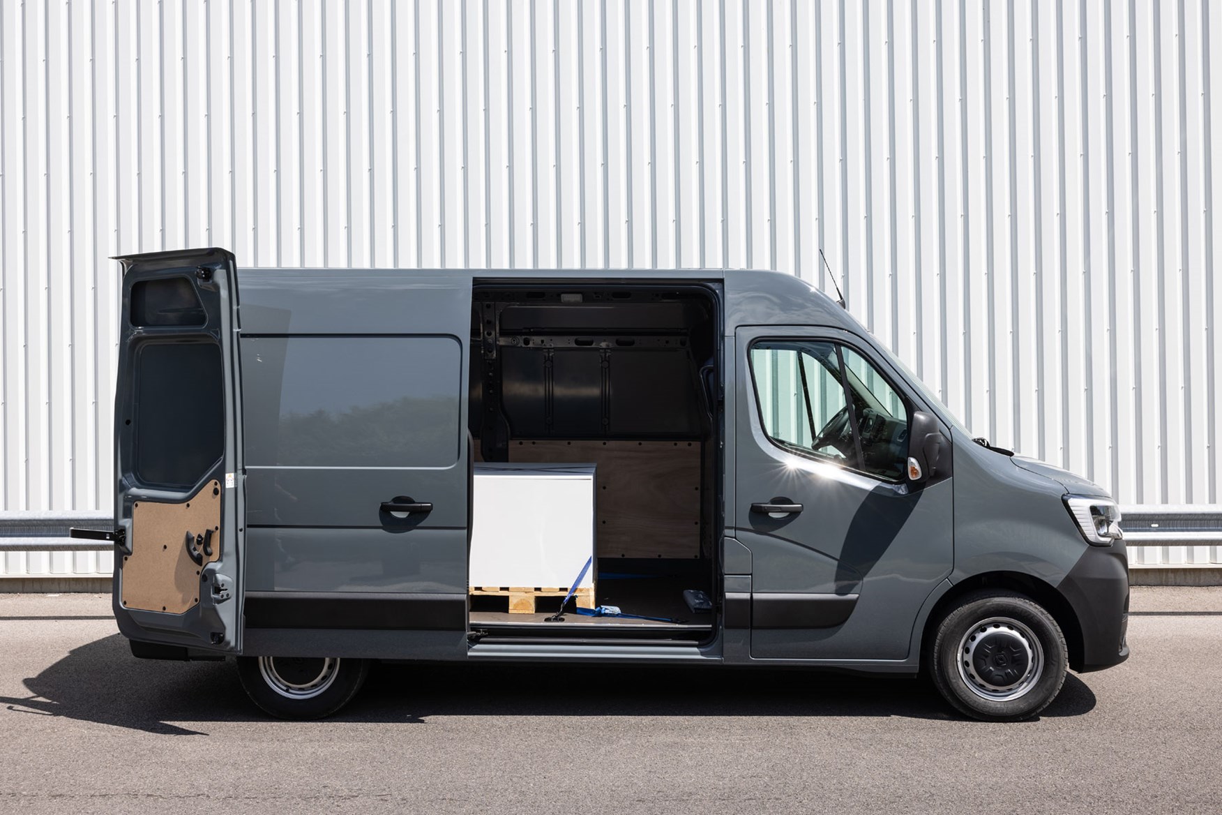Renault Master E-Tech electric van dimensions (2021-on), capacity, payload,  volume, towing