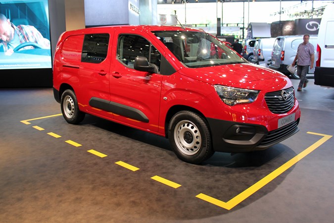 Vauxhall Combo at the IAA 2018 - front view, red, crewvan