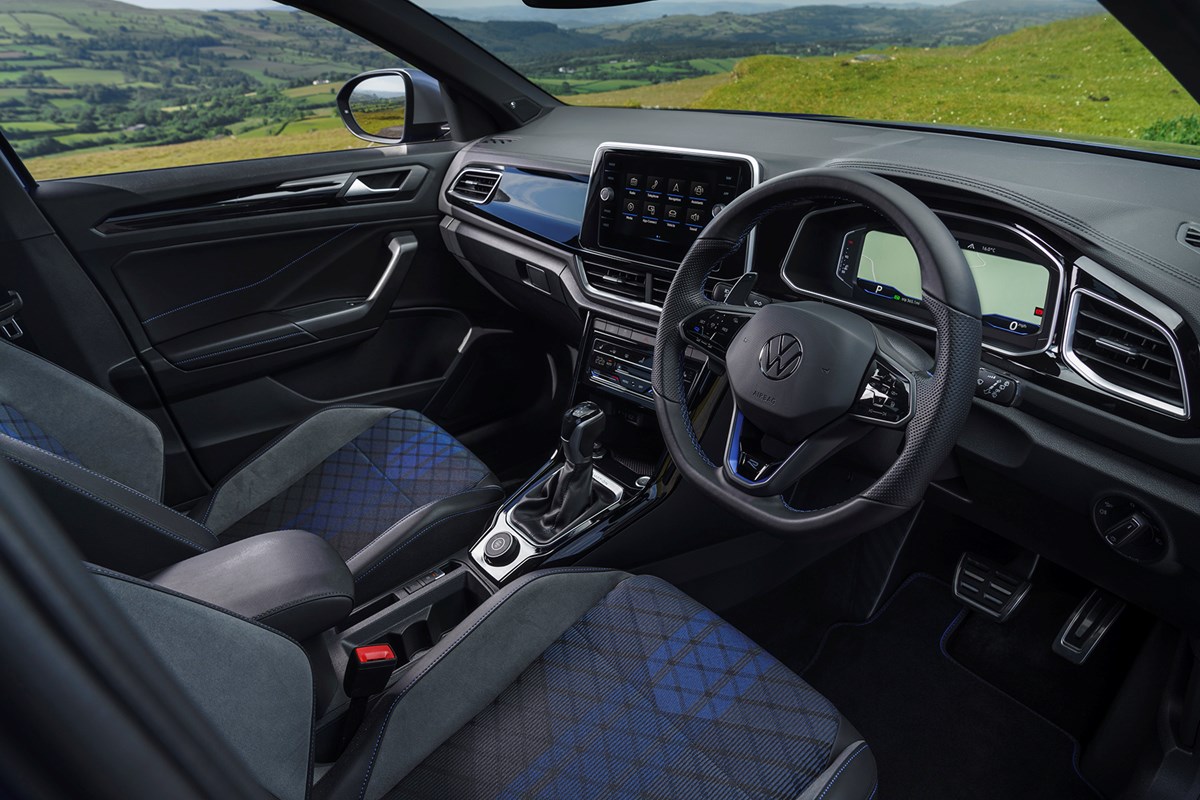 https://parkers-images.bauersecure.com/wp-images/181018/main-interior/1200x800/volkswagen_t-roc_r_13.jpeg?mode=max&quality=90&scale=down