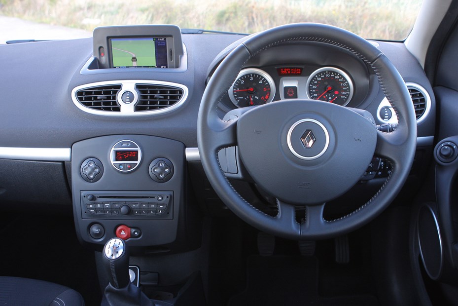 https://parkers-images.bauersecure.com/wp-images/1811/main-interior/930x620/renault-clio-231009-%2840%29.jpg