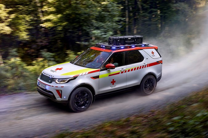 Land Rover Discovery Red Cross off road