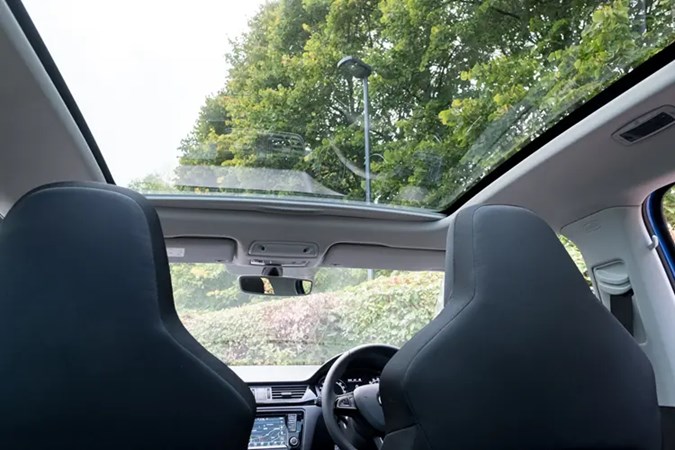 Skoda Rapid Spaceback - panoramic roof, interior view from rear seat