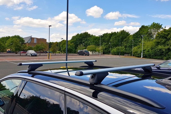 Summit SUM005 roof bars attached to VW ID.7