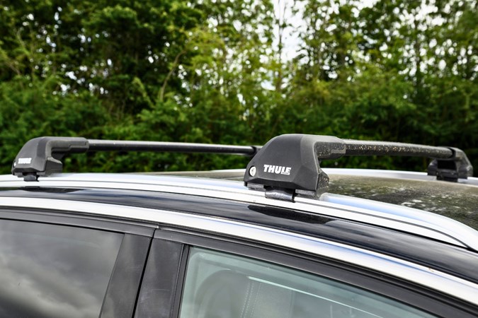 Thule WingBar Edge mounted on Peugeot 3008