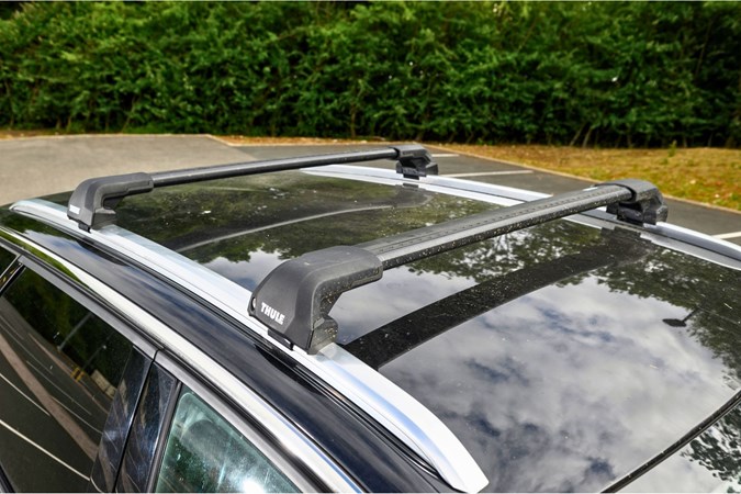 Thule WingBar Edge bars mounted to Peugeot