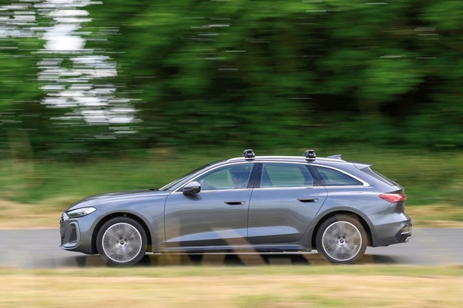 Side view of Thule Wingbar Evo on Audi A5 Avant