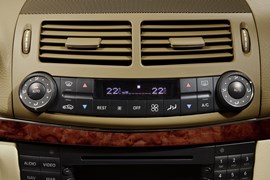 Dual zone climate control in a Mercedes-Benz E-Class