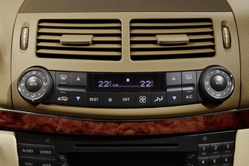 Dual zone climate control in a Mercedes-Benz E-Class