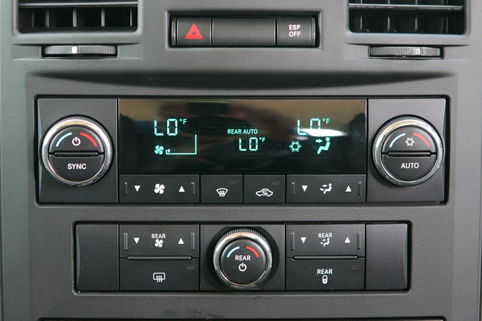 Chrysler Voyager three-zone climate control panel