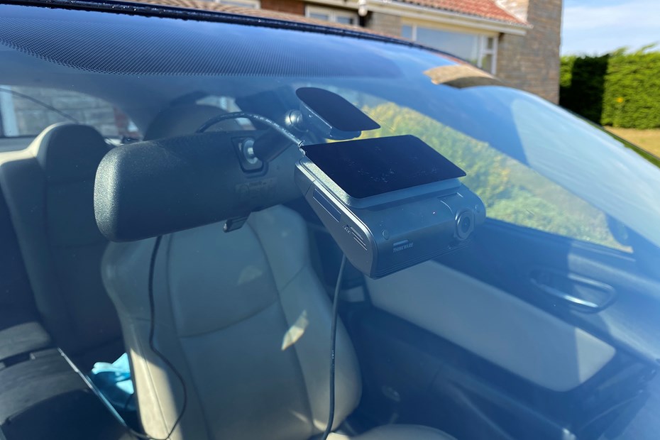 Thinkware Q1000 mounted on car windscreen