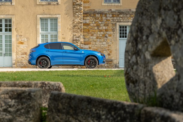 Alfa Romeo Stelvio Quadrifoglio side profile