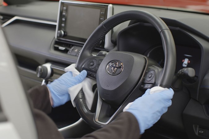 Cleaning the steering wheel