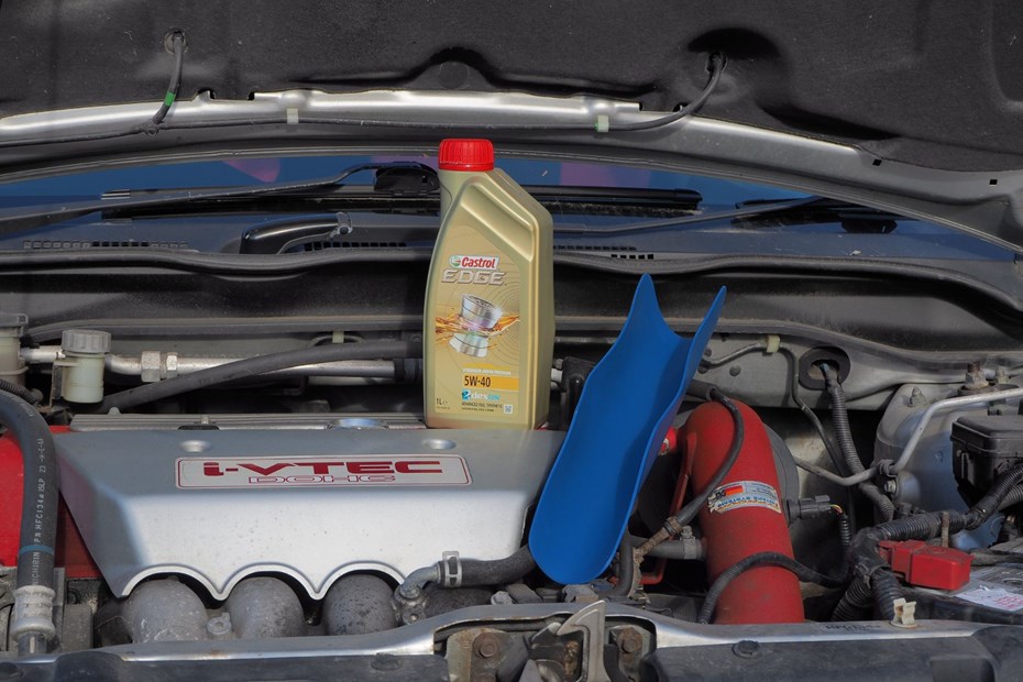 Adding Castrol engine oil to a Honda's engine