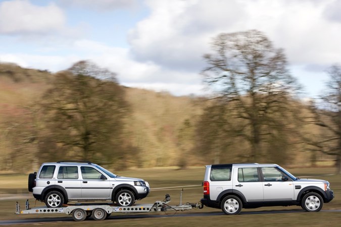 Land Rover Discovery towing trailer - Best SUVs for towing