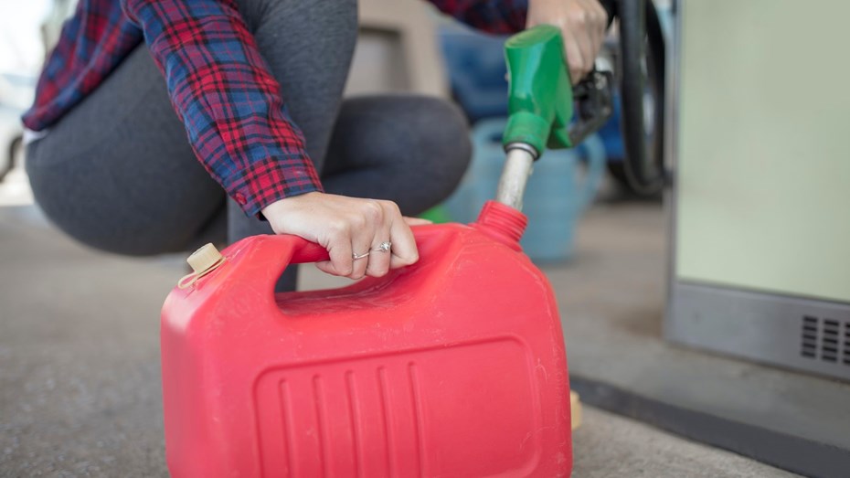 Filling a fuel can from a petrol pump
