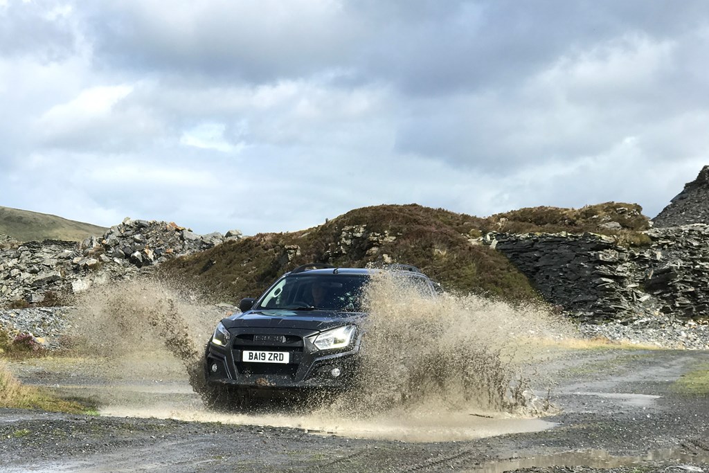 Ford Ranger Raptor vs Isuzu D-Max XTR twin test review - battle of the ...