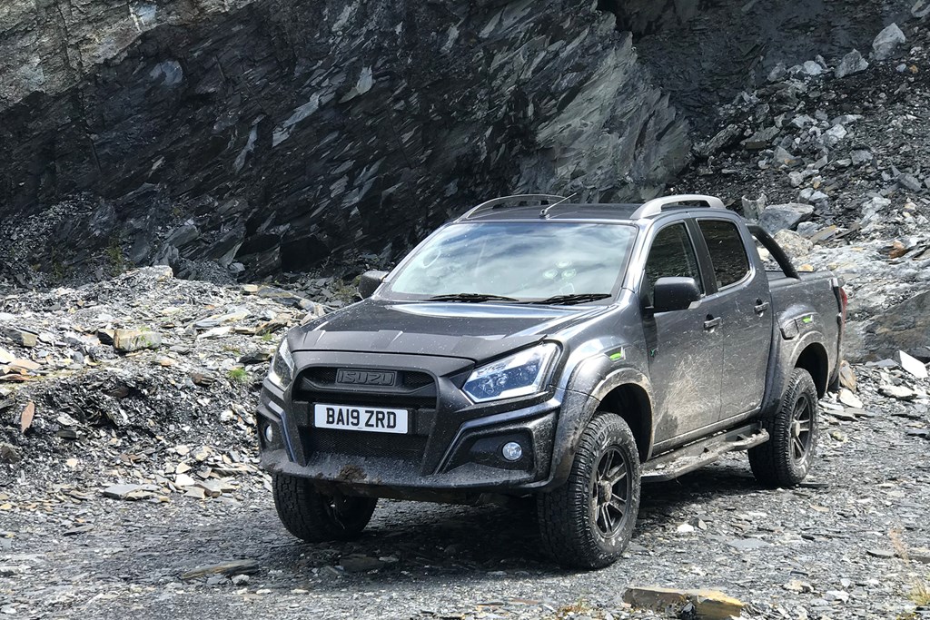 Ford Ranger Raptor vs Isuzu D-Max XTR twin test review - battle of the ...