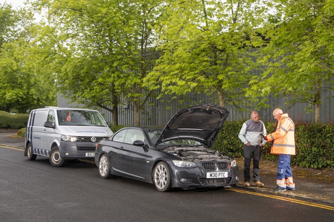 Image of a broken down BMW 3 Series being attended by a BMW Assistance patrol