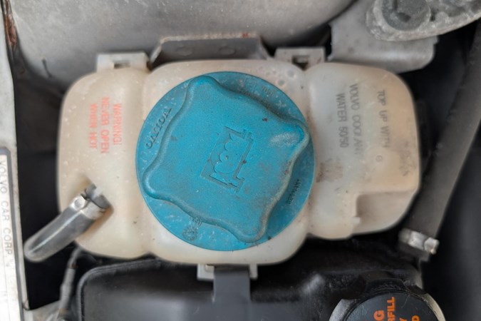 Image of the coolant tank cap in a 2001 Volvo V70