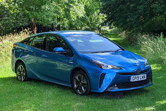  What is a hybrid car?