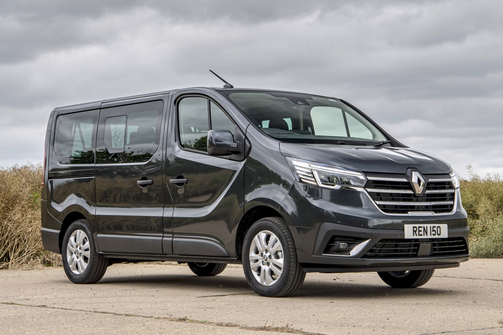 Renault Trafic Passenger (2021) review - we test newly facelifted minibus