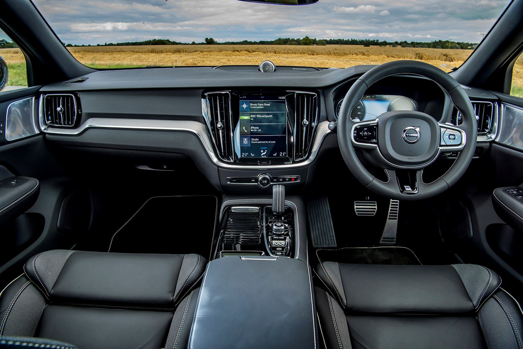 https://parkers-images.bauersecure.com/wp-images/190/main-interior/volvo_v60_t8_r-design_46.jpeg