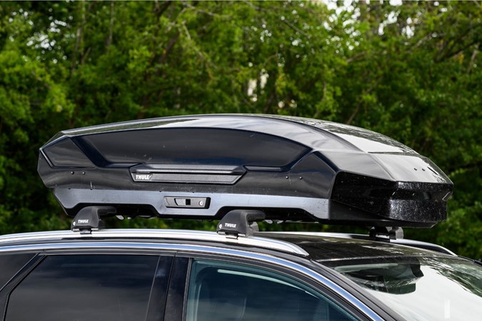 Thule Motion 3L mounted on top of Peugeot 3008
