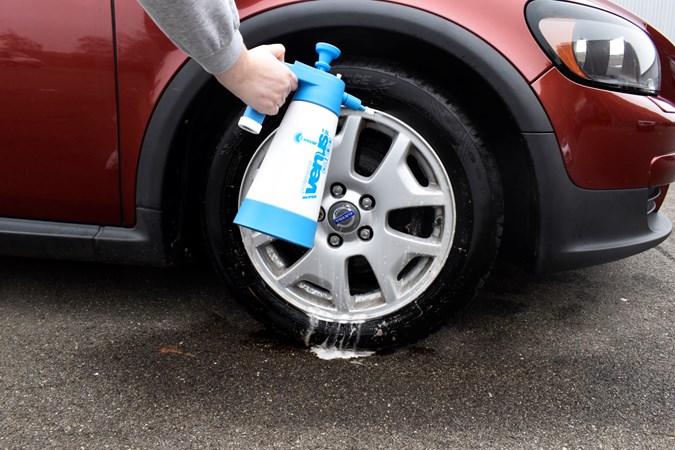 Rinsing the wheels with a sprayer