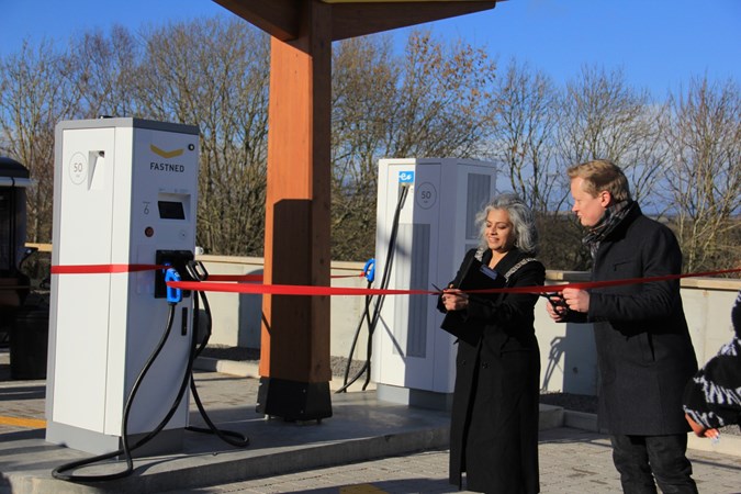 Cllr Rima Chatterjee cuts the red ribbon to open the new Fastned hub at Barnard Castle