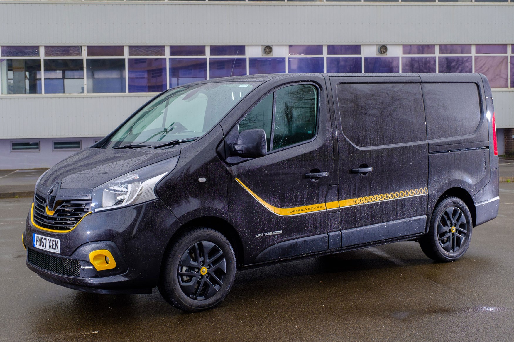 Renault Trafic Formula Edition review - front view, black and yellow, rain