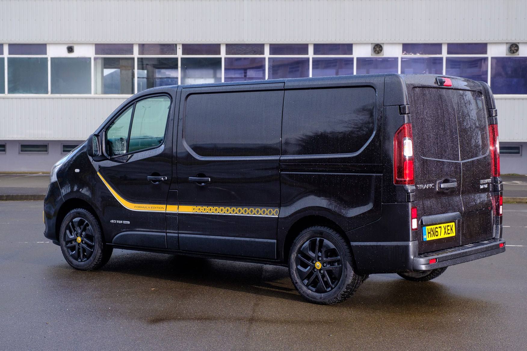 Renault Trafic Formula Edition review - rear view, black and yellow, rain