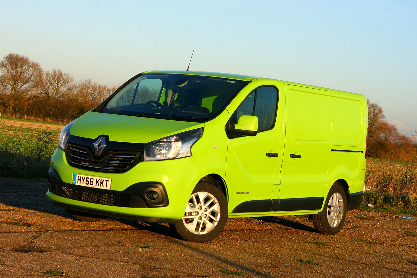 Renault Trafic Sport Euro 6 review - front view, green