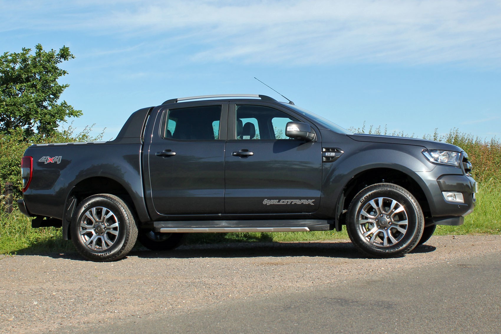 Ford Ranger Wildtrak Euro 6 review - dark grey, side view