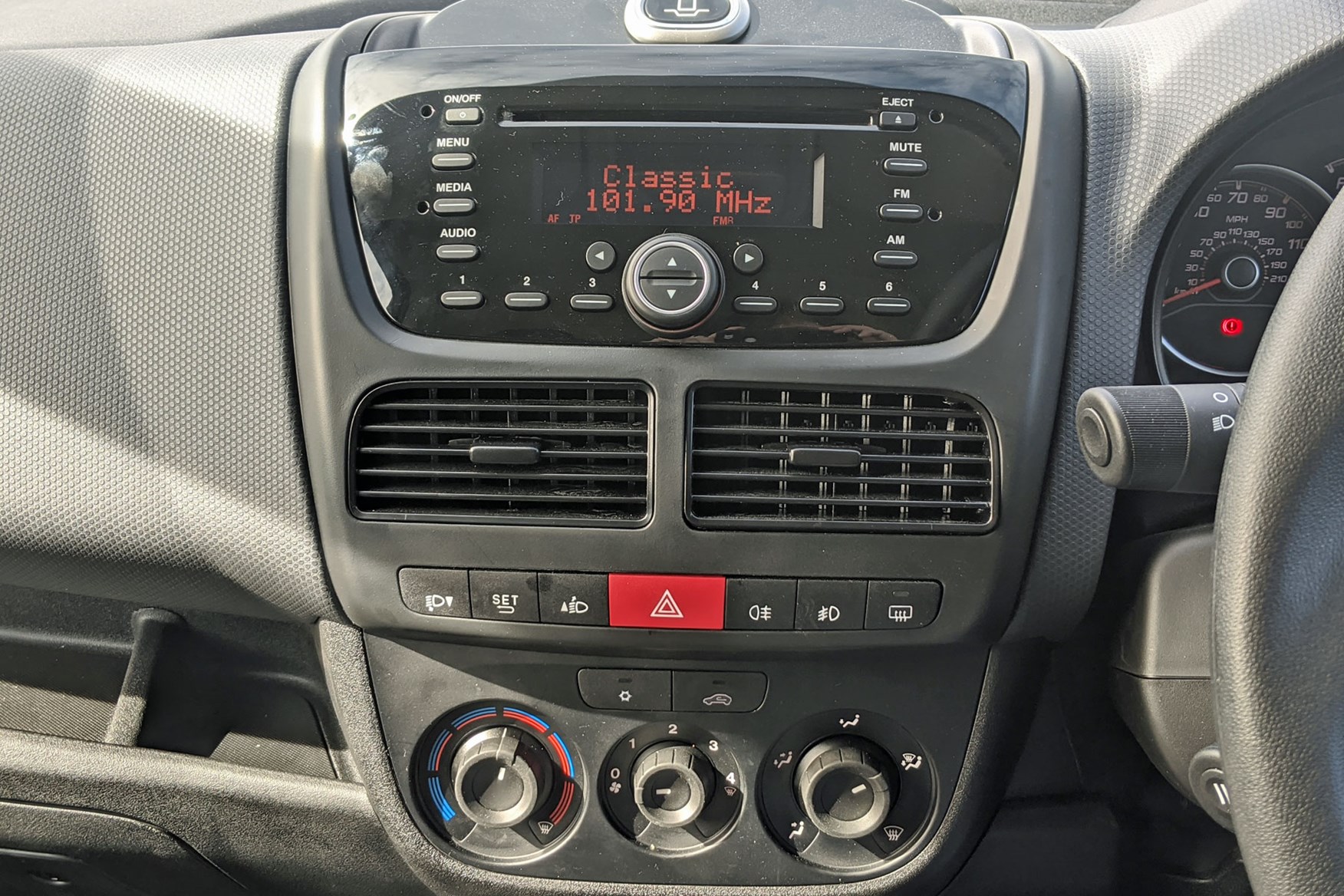 Fiat Doblo review - centre console