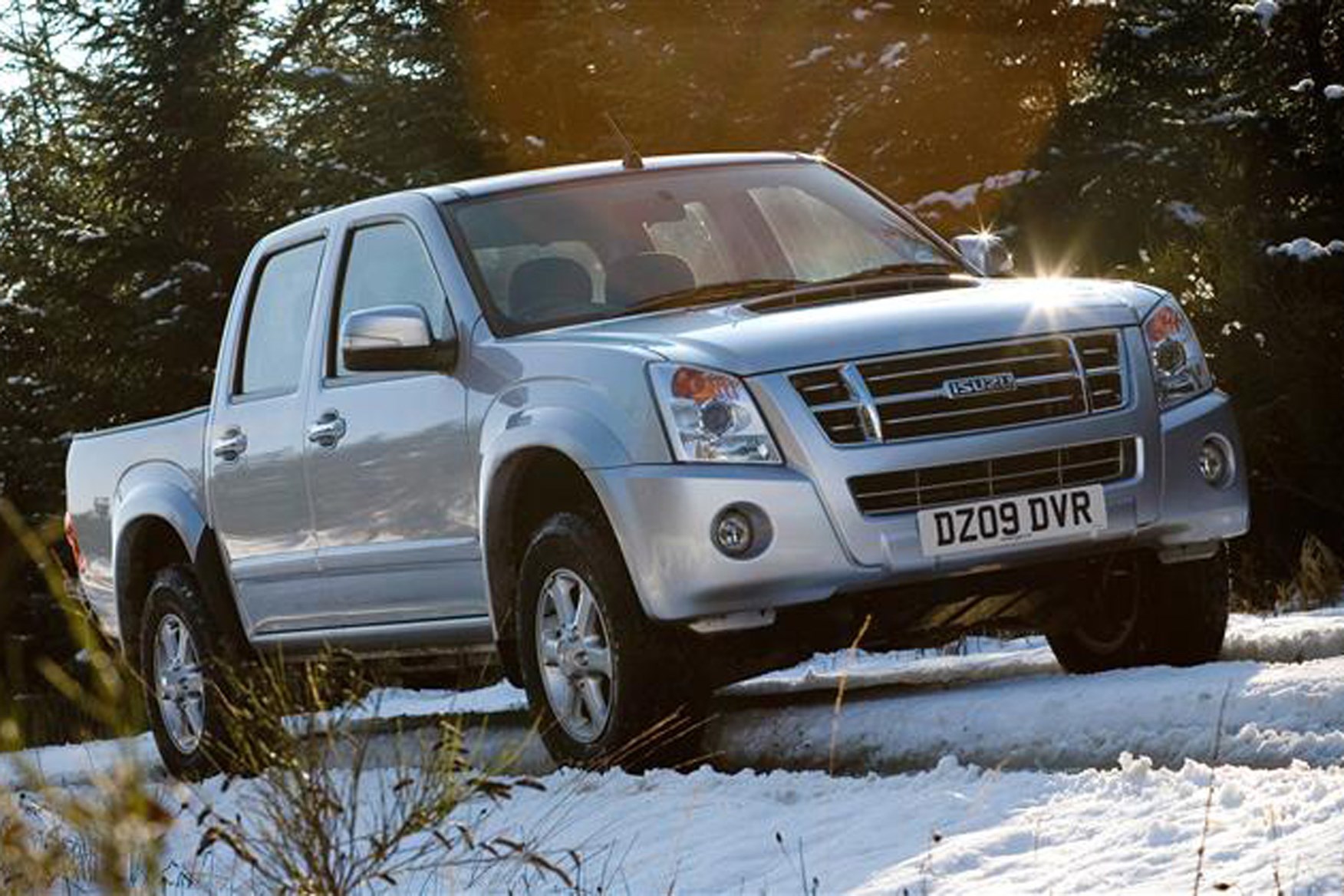 Isuzu Rodeo review on Parkers Vans - front end exterior