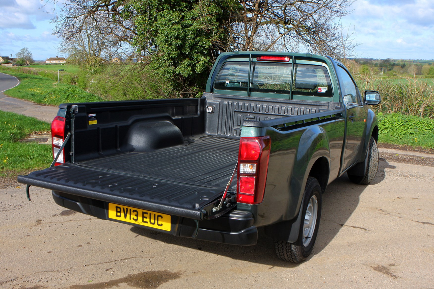 Isuzu D-Max full review on Parkers Vans - load area capacity