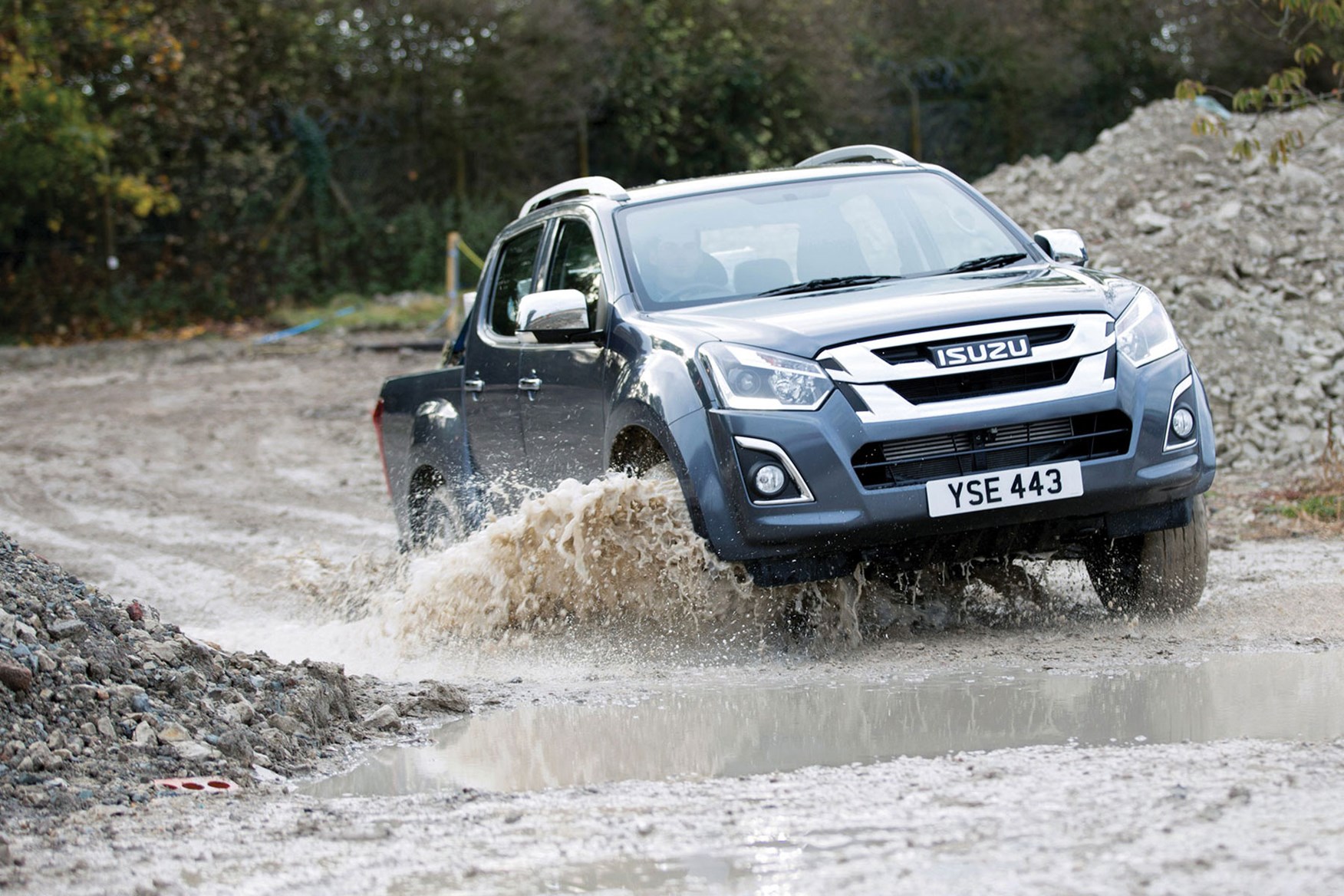 Isuzu D-Max (2017), driving through water