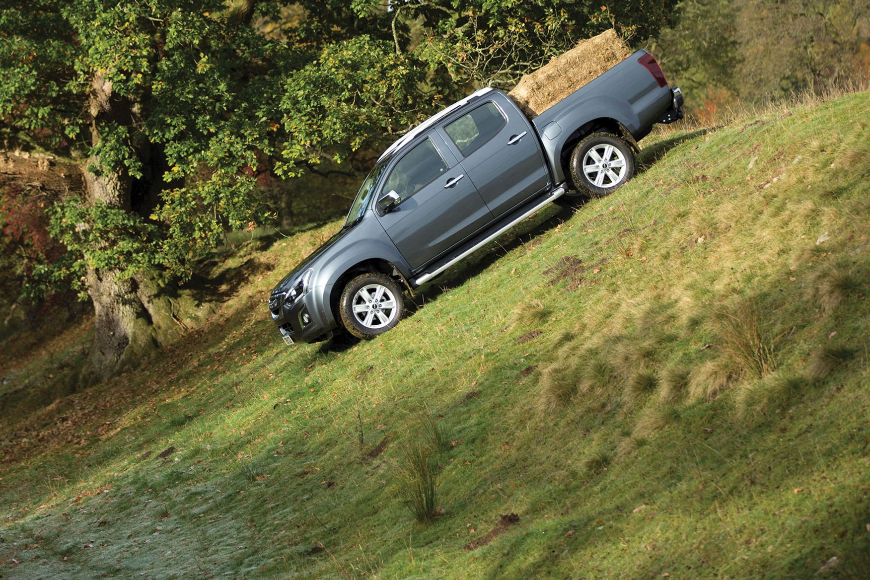 Isuzu D-Max (2017), driving down hill off-road with hay bail