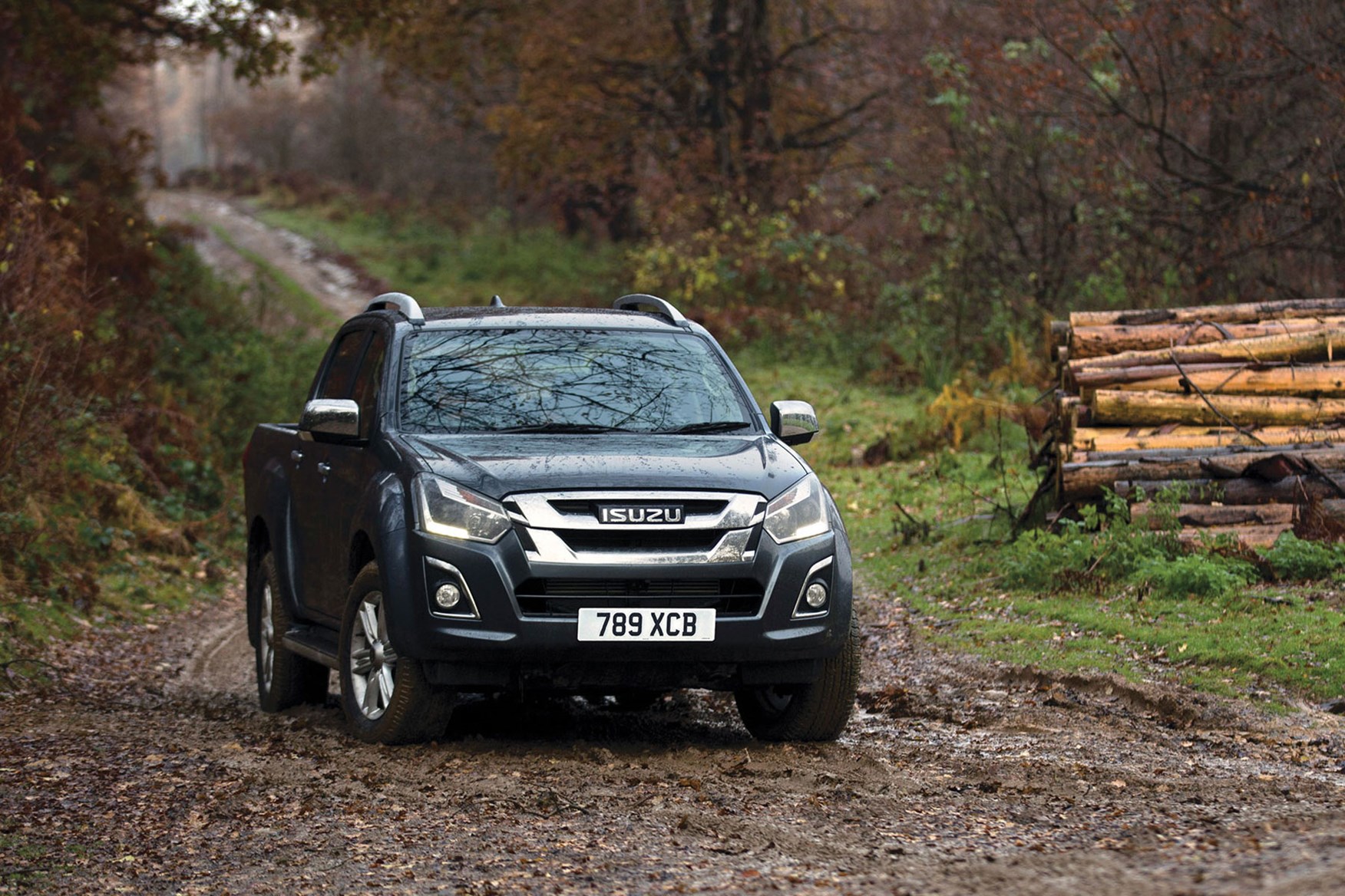 Isuzu D-Max (2017), front view, parked on muddy track