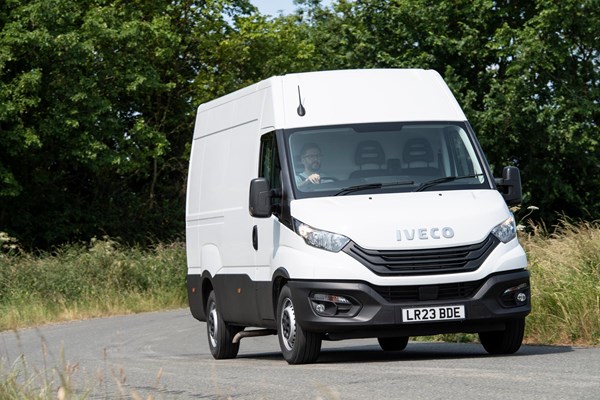 https://parkers-images.bauersecure.com/wp-images/19302/600x400/014-iveco-daily-front-cornering.jpg