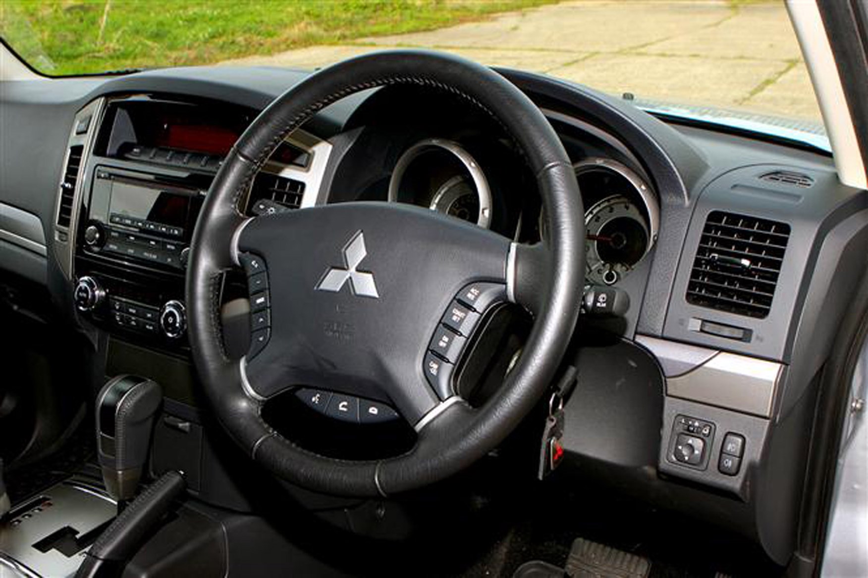 Mitsubishi Shogun review on Parkers Vans - cabin detail