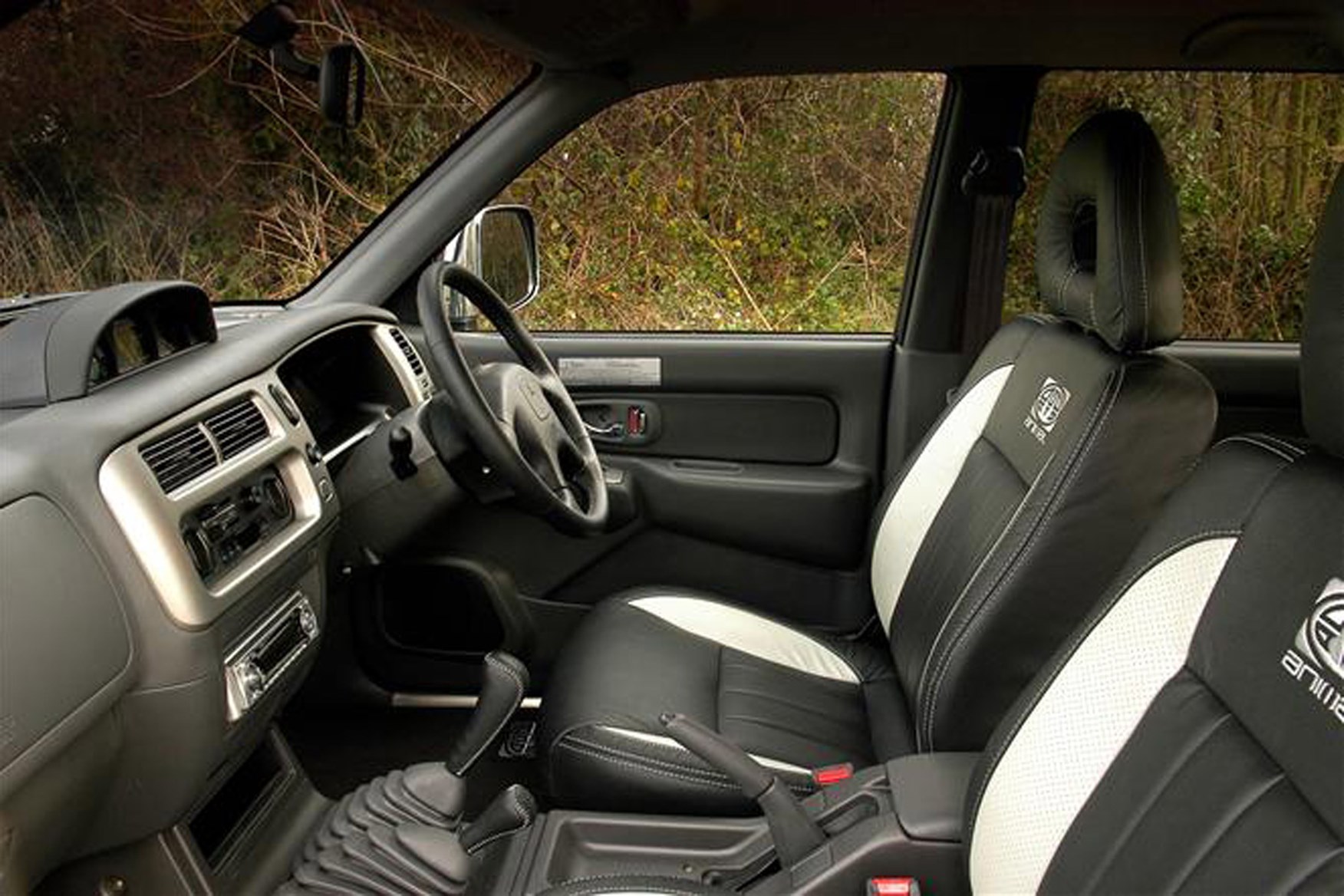 Mitsubishi L200 review on Parkers Vans - interior