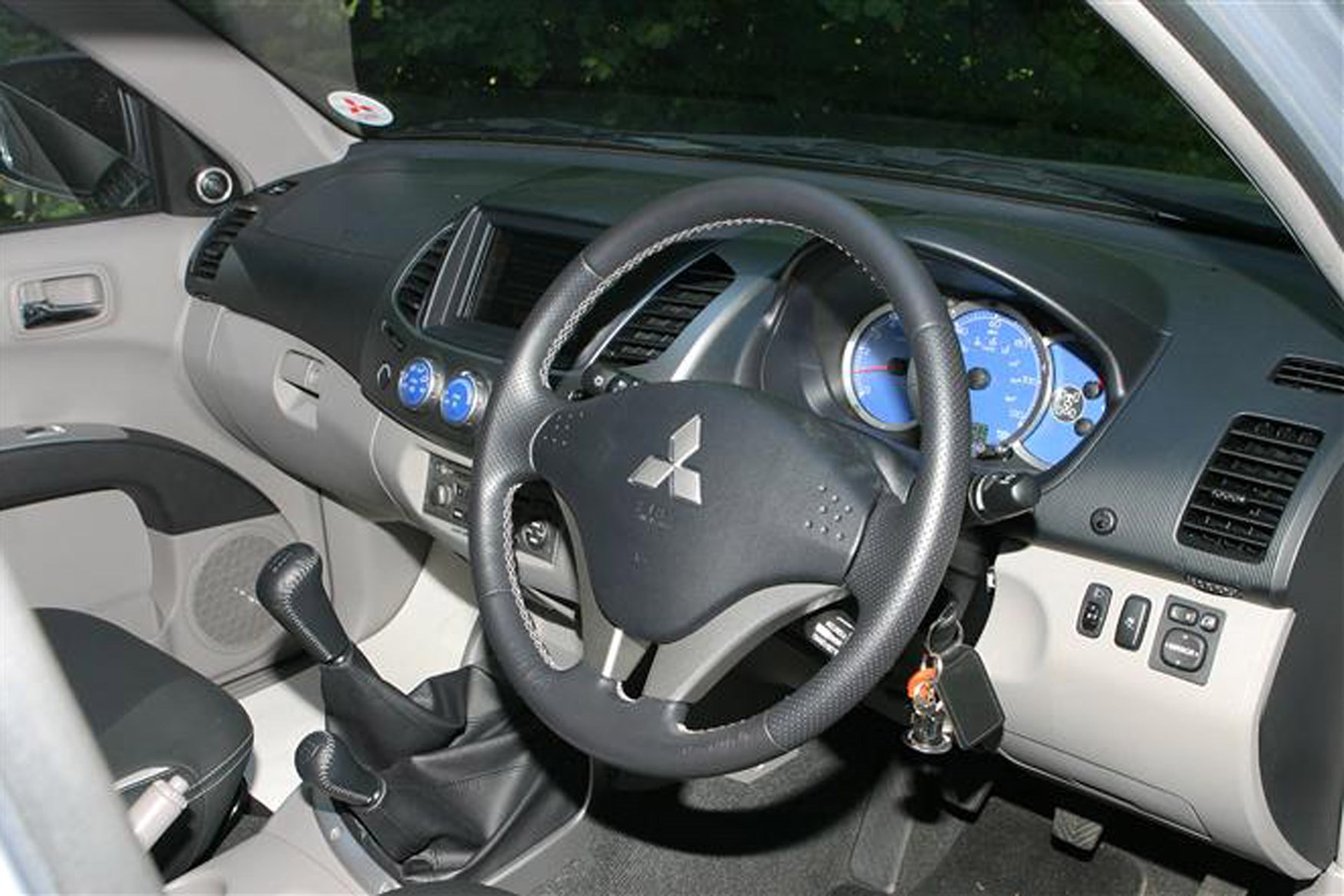 Mitsubishi L200 2006-2015 review on Parkers Vans - interior