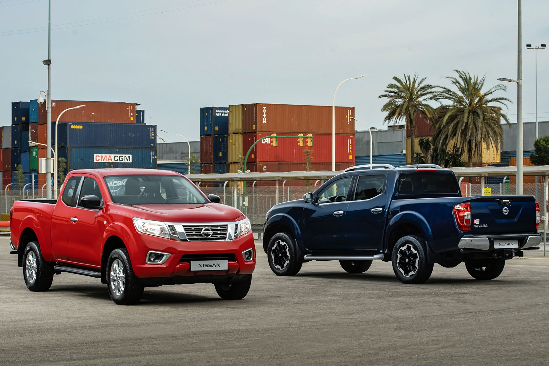 2019 Nissan Navara update - King Cab (red) and Double Cab (blue)