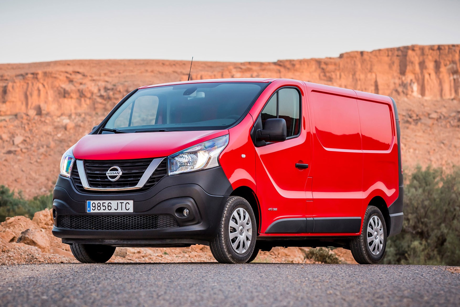 Nissan NV300 - red, front view, Morocco, 2016