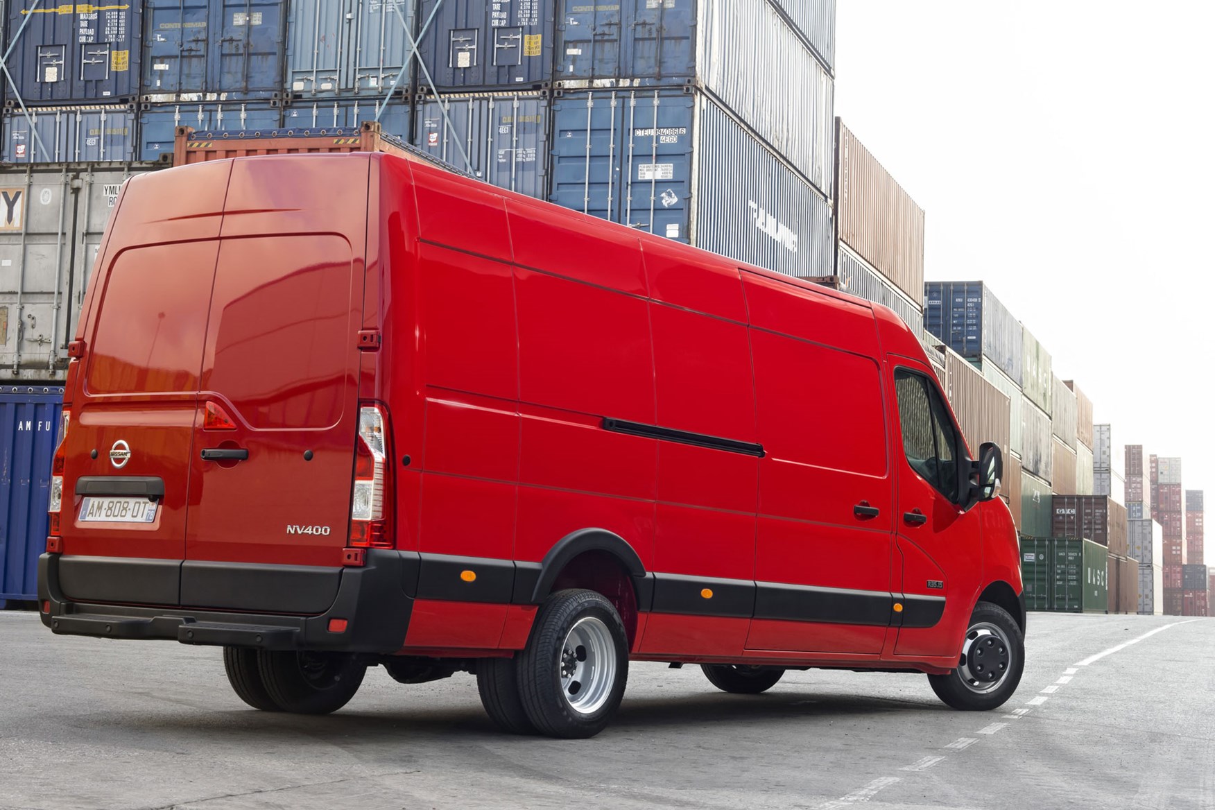 Nissan NV400 review - rear view, red, massive, twin-axle RWD, 2014 model