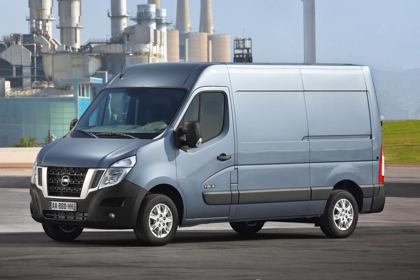 Nissan NV400 review - blue, side view, 2014 model