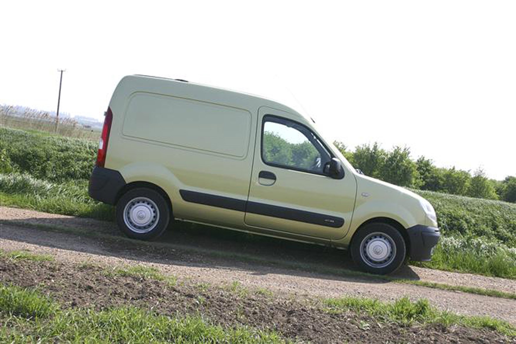 Nissan Kubistar review on Parkers Vans - on the road