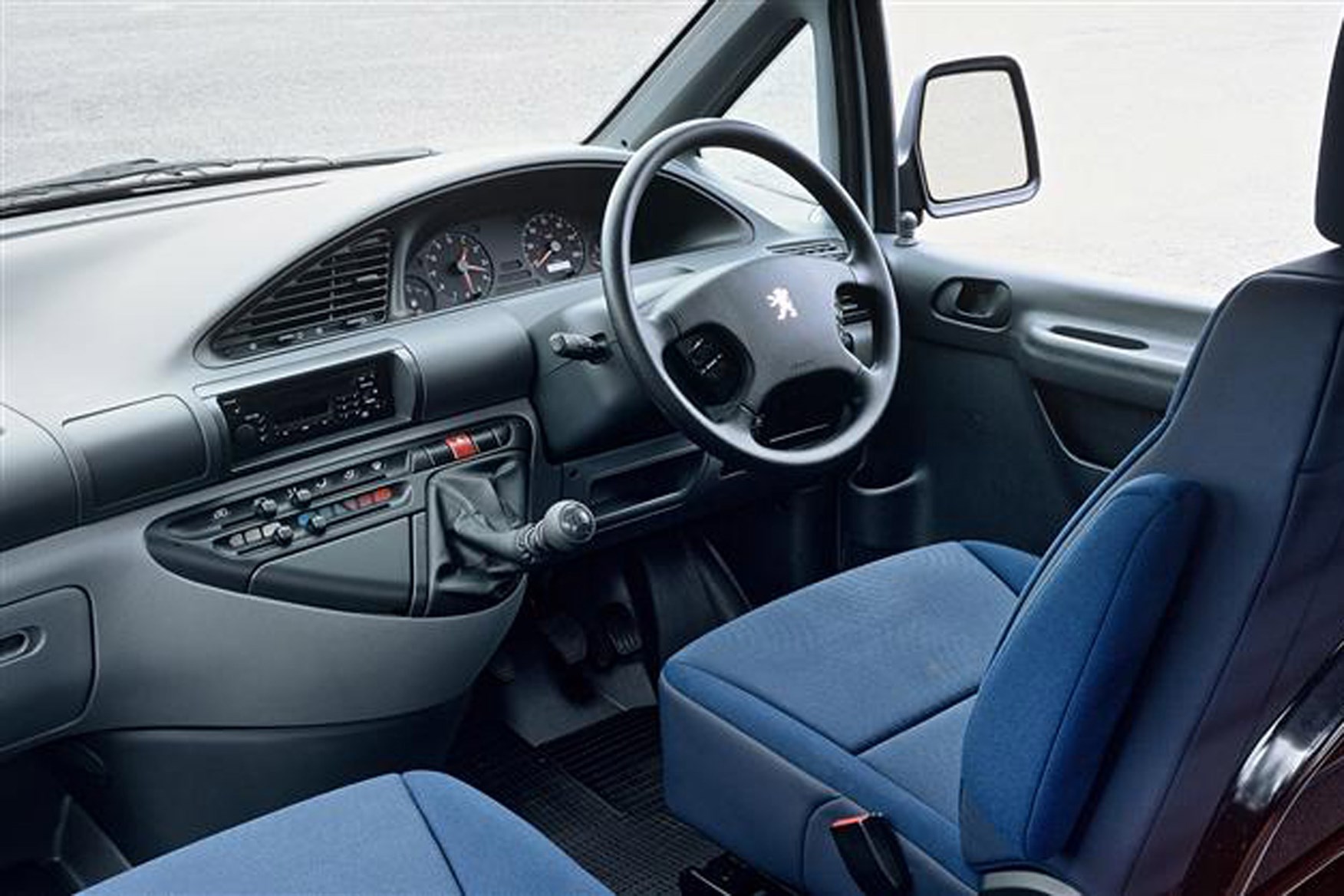 Peugeot Expert review on Parkers Vans - cabin, interior