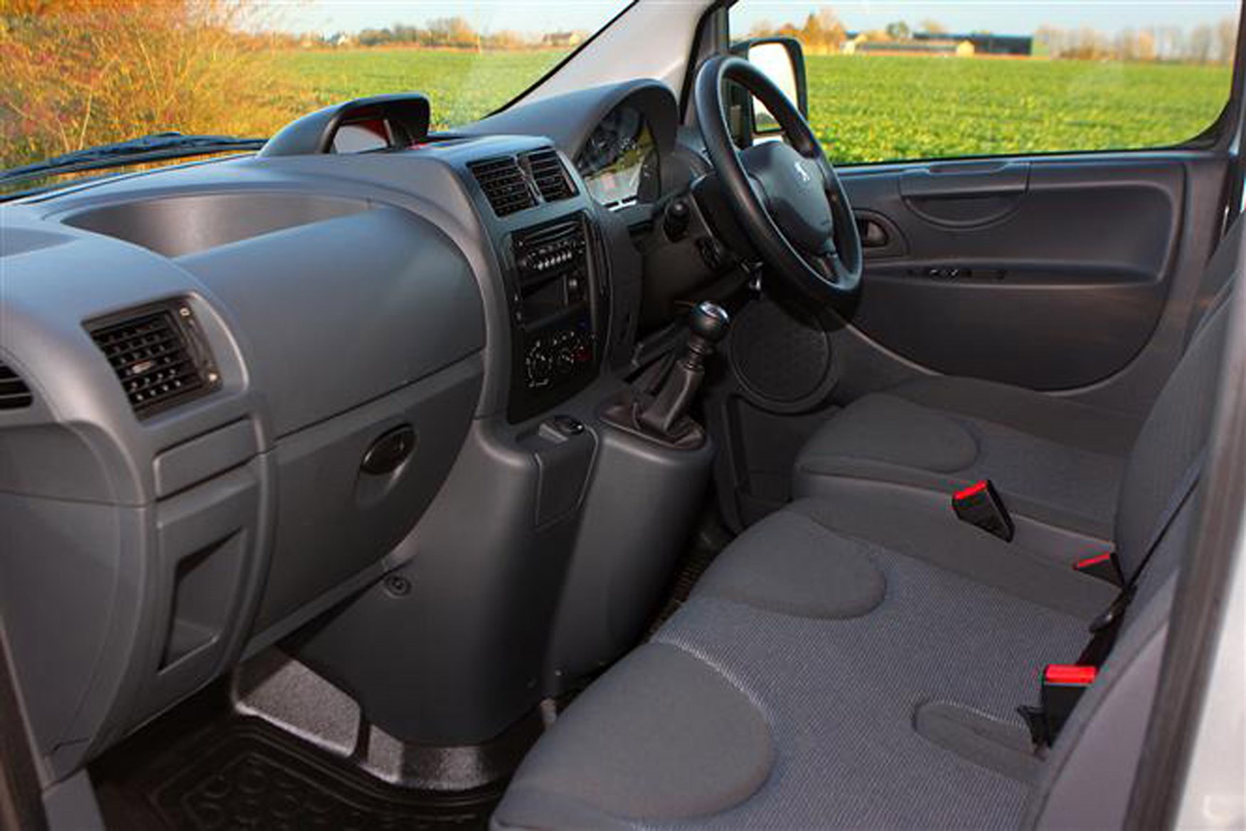 Peugeot Expert 2007-2015 review on Parkers Vans - cabin